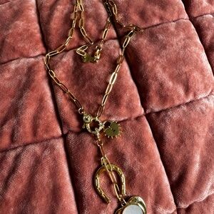 Elegant Gold Chain Necklace with Horseshoe Pendant